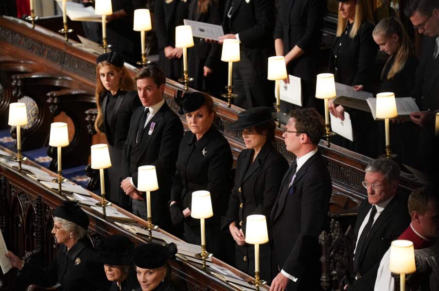La princesse Beatrice d’York et son mari Edoardo Mapelli Mozzi, Sarah Ferguson, ainsi que la princesse Eugenie d’York et son mari Jack Brooksbank assistent à la cérémonie  funèbre en la Chapelle Saint-Georges pour les funérailles de la reine Elizabeth II, le 19 septembre 2022.