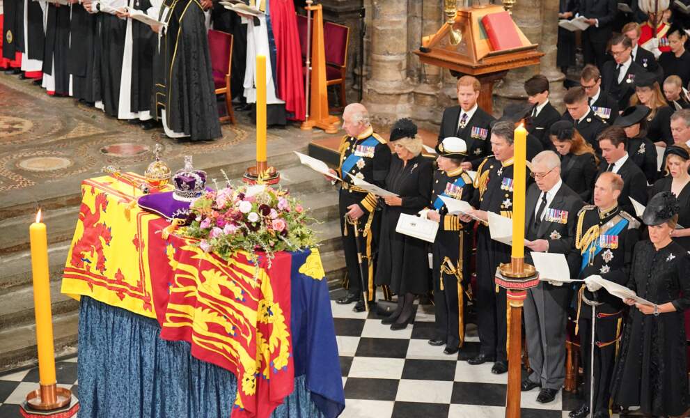 Le roi Charles III, Camilla, reine consort, la princesse Anne, le prince Harry, le prince Andrew, duc d'York, le prince Edward et la comtesse Sophie assistent au service funéraire à l'Abbaye de Westminster pour les funérailles d'Etat de la reine Elizabeth II, le 19 septembre 2022.