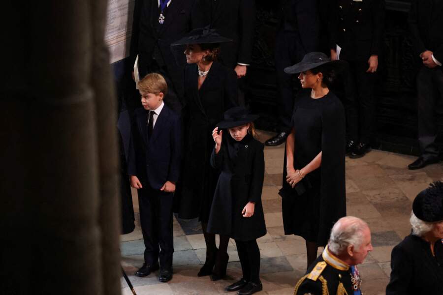 La princesse de Galles Kate Middleton, le prince Geogre, la princesse Charlotte et Meghan Markle assistent aux funérailles d'État de la reine Elizabeth II en l'Abbaye de Westminster à Londres, le 19 septembre 2022.