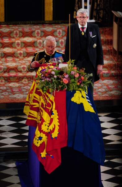 Le roi Charles III rend un ultime hommage à sa mère la reine Elizabeth II lors d'une cérémonie funèbre en la chapelle Saint-Georges à Windsor, le 19 septembre 2022.