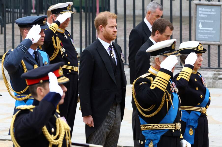 Le prince Harry très ému en suivant procession du cercueil de la reine Elizabeth II d'Angleterre de Westminster Hall à l'Abbaye de Westminster, à Londres, le 19 septembre 2022.