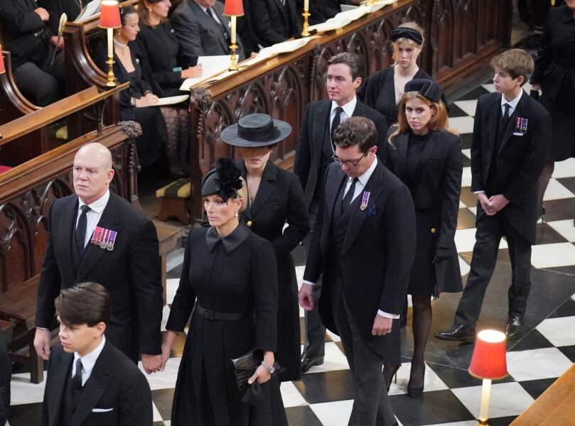 Arthur Chatto, Daniel Chatto, Mike et Zara Tindall, la princesse Beatrice d'York et Jack Brooksbank marchent dans la nef de l'Abbaye de Westminster de Londres pour les funérailles d'Etat de la reine Elizabeth II d'Angleterre, le 19 septembre 2022.