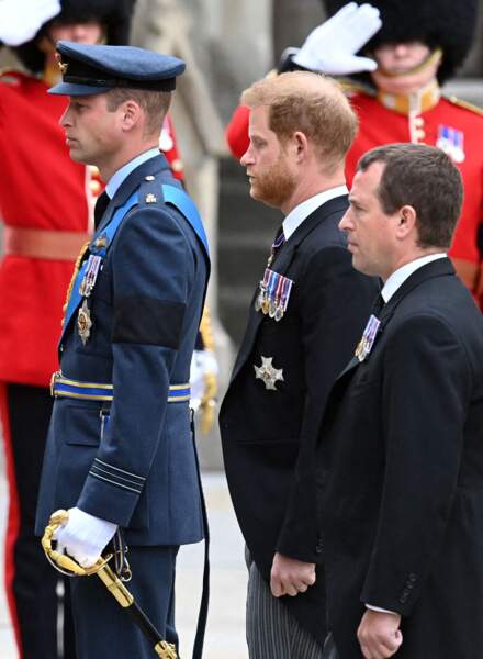 Le prince de Galles William et son frère le prince Harry suivent la procession du cercueil de la reine Elizabeth II d'Angleterre de Westminster Hall à l'Abbaye de Westminster, à Londres, le 19 septembre 2022.