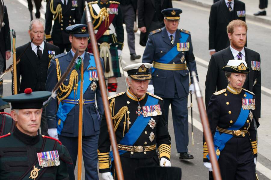 Le roi Charles III, ses fils les princes William et Harry, la princesse Anne et les princes Andrew et Edward marchent derrière le cercueil de la reine Elizabeth II jusqu'à l'Abbaye de Westminster, le 19 septembre 2022.