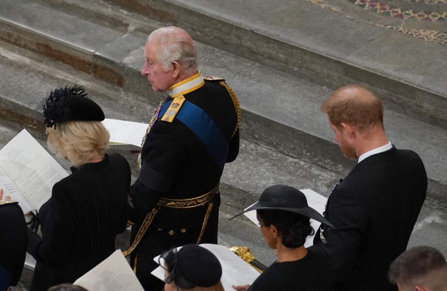 Le roi Charles III, la reine consort Camilla Parker-Bowles, le prince Harry et Meghan Markle assistent aux funérailles de la reine Elizabeth II à l'Abbaye de Westminster de Londres, le 19 septembre 2022.