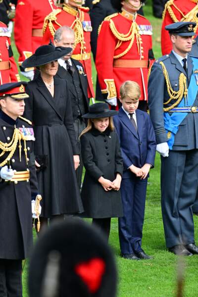 La princesse Charlotte et le prince George, entourés de leur mère Kate Middleton, suivent la procession du cercueil de la reine Elizabeth II  de l'Abbaye de Westminster à Wellington Arch à Hyde Park Corner, le 19 septembre 2022.