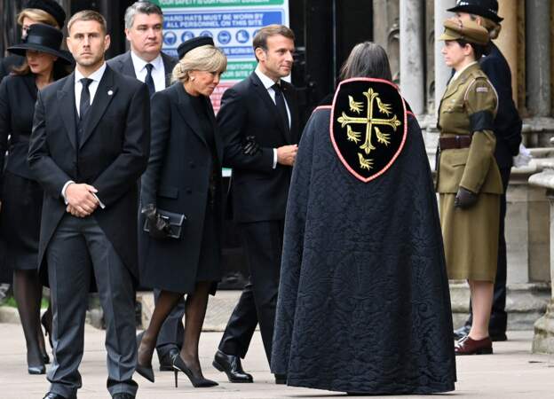 Brigitte Macron est naturellement chic et élégante en long manteau noir de sa marque préféré Louis Vuitton, le 19 septembre 2022. 