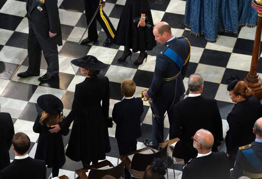 Le prince William, son épouse Kate Middleton et leurs enfants le prince George et la princesse Charlotte réunis pour les funérailles de la reine Elizabeth II en l'Abbaye de Westminster à Londres, le 19 septembre 2022;