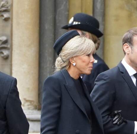 Brigitte Macron porte un chapeau dotée d'une voilette noire de la marque Maison Michel pour assister aux funérailles de la reine Elizabeth II, le 19 septembre 2022. 