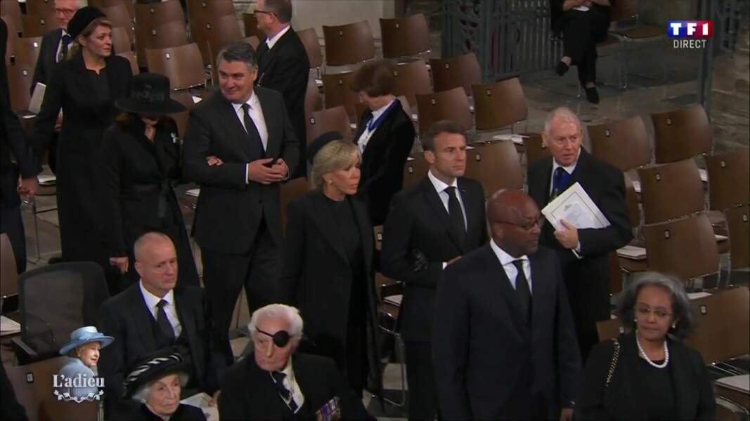 Emmanuel et Brigitte Macron, le couple présidentiel, s'installent dans l'Abbaye de Westminster pour assister aux funérailles de la reine Elizabeth II, le 19 septembre 2022.