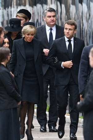 Emmanuel Macron accompagné de Brigitte Macron arrivent à l'Abbaye de Westminster pour les funérailles de la reine Elizabeth II,  le 19 septembre 2022. 