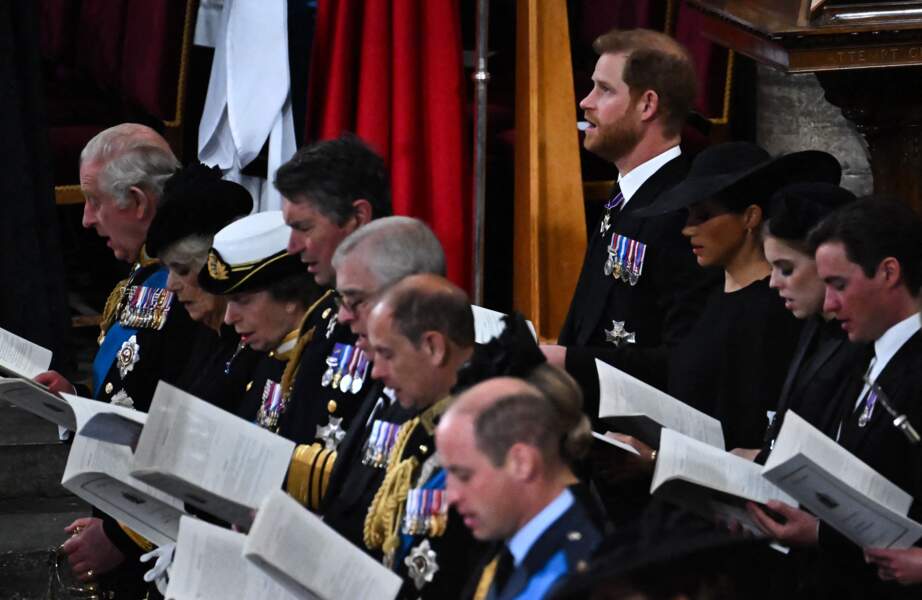 Le prince Harry loin de son frère le prince William pour assister aux funérailles de sa grand-mère la reine Elizabeth II en l'Abbaye de Westminster à Londres, le 19 septembre 2022.