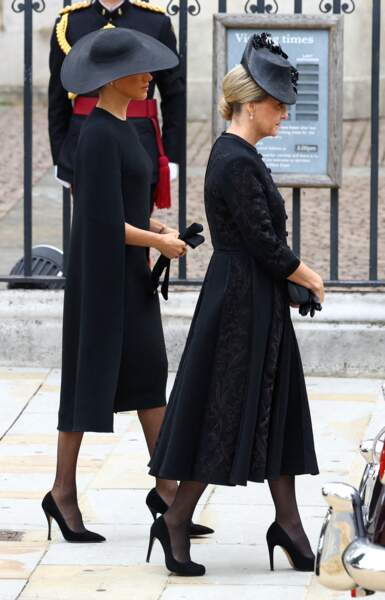 La duchesse de Sussex Meghan Markle et la comtesse Sophie de Wessex arrivent dans l'Abbaye de Westminster pour assister aux funérailles d'Elizabeth II, le 19 septembre 2022.