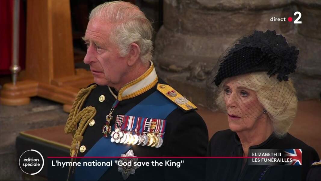 Le roi Charles III peine à retenir ses larmes lors des funérailles de sa mère la reine Elizabeth II à l'Abbaye de Westminster à Londres, le 19 septembre 2022.