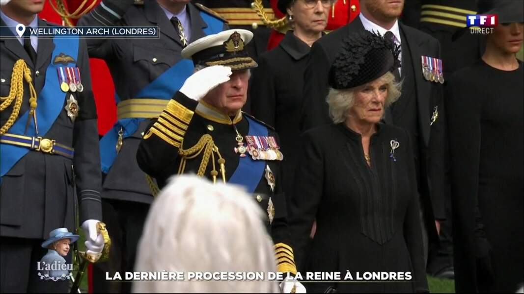 Le roi Charles III salue le cercueil de la reine Elizabeth II lors de son passage dans à Hyde Park Corner à Londres, le 19 septembre 2022.