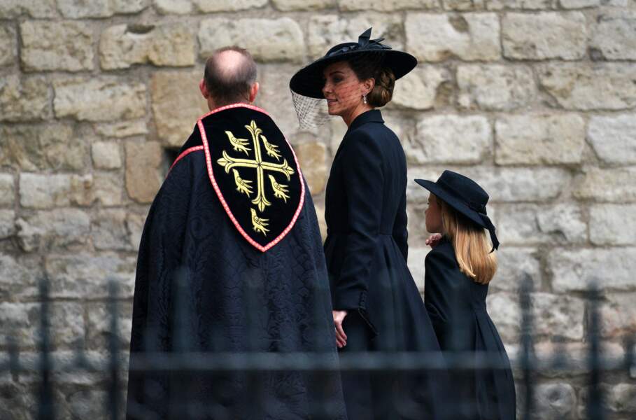 La princesse de Galles Kate Middleton et sa fille la princesse Charlotte arrivent dans l'Abbaye de Westminster pour assister aux funérailles d'Elizabeth II, le 19 septembre 2022.