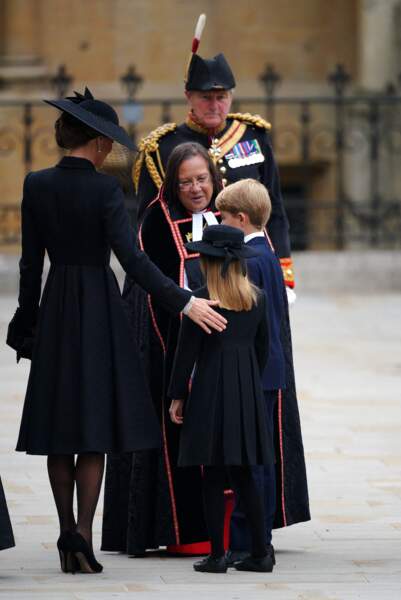 La princesse de Galles Kate Middleton et ses deux aînés, la princesse Charlotte et le prince George, arrivent dans l'Abbaye de Westminster pour assister aux funérailles d'Elizabeth II, le 19 septembre 2022.