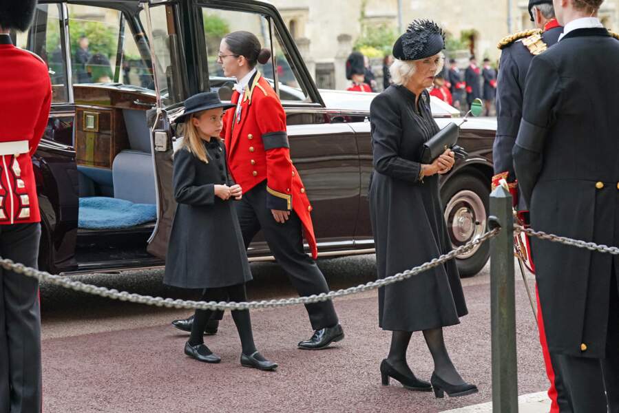La reine consort Camilla Parker-Bolwes, suivie de la princesse Charlotte, arrive à la cérémonie funèbre à la chapelle Saint-Georges à Windsor, pour un ultime hommage à la reine Elizabeth II, le 19 septembre 2022.