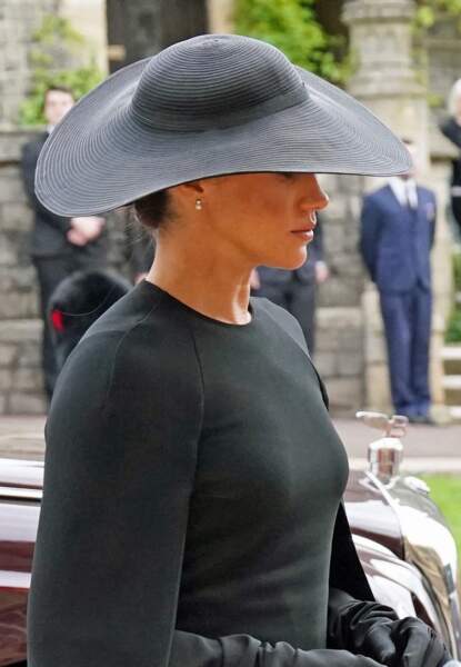 La duchesse de Sussex Meghan Markle, le visage fermé, arrive à la cérémonie funèbre à la chapelle Saint-Georges à Windsor, pour un ultime hommage à la reine Elizabeth II, le 19 septembre 2022.