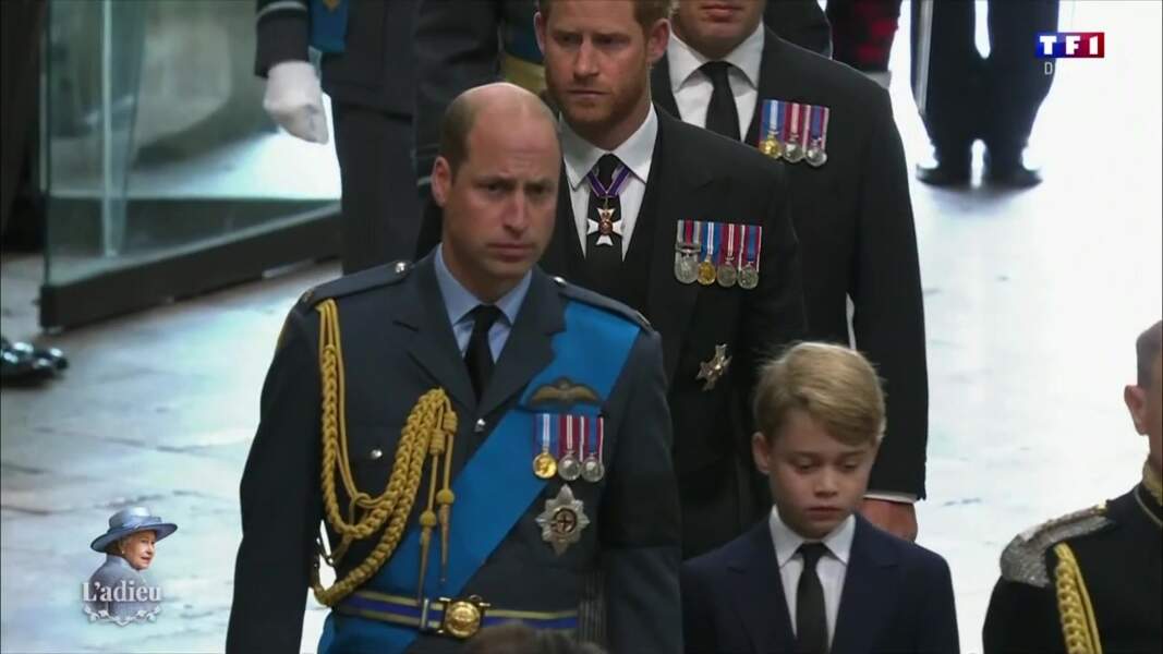 Le prince de Galles William et son fils aîné le prince George marchent derrière le cercueil de la reine Elizabeth II dans la nef de l'Abbaye de Westminster, à Londres, le 19 septembre 2022.