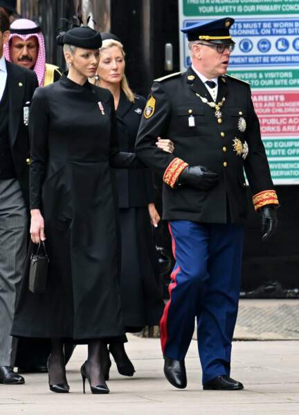 Le prince Albert II de Monaco et son épouse la princesse Charlene arrivent à l'Abbaye de Westminster pour assister aux funérailles d'États de la reine Elizabeth II, le 19 septembre 2022.
