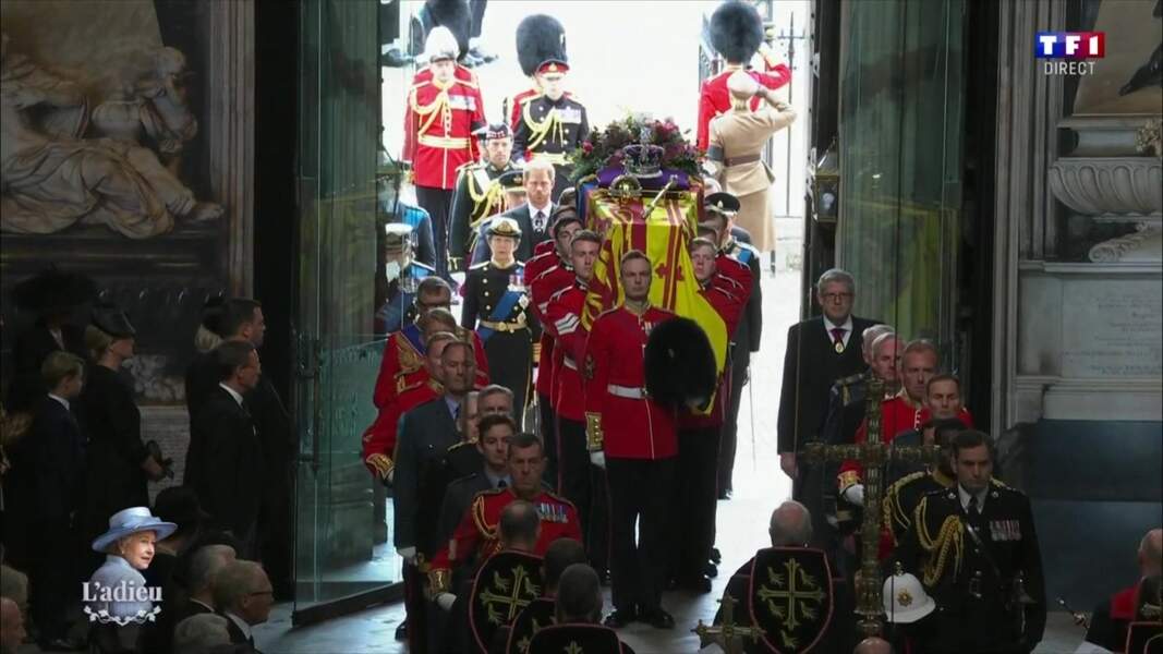 Le cercueil de la reine Elizabeth II arrive dans la nef de l'Abbaye de Westminster, le 19 septembre 2022.