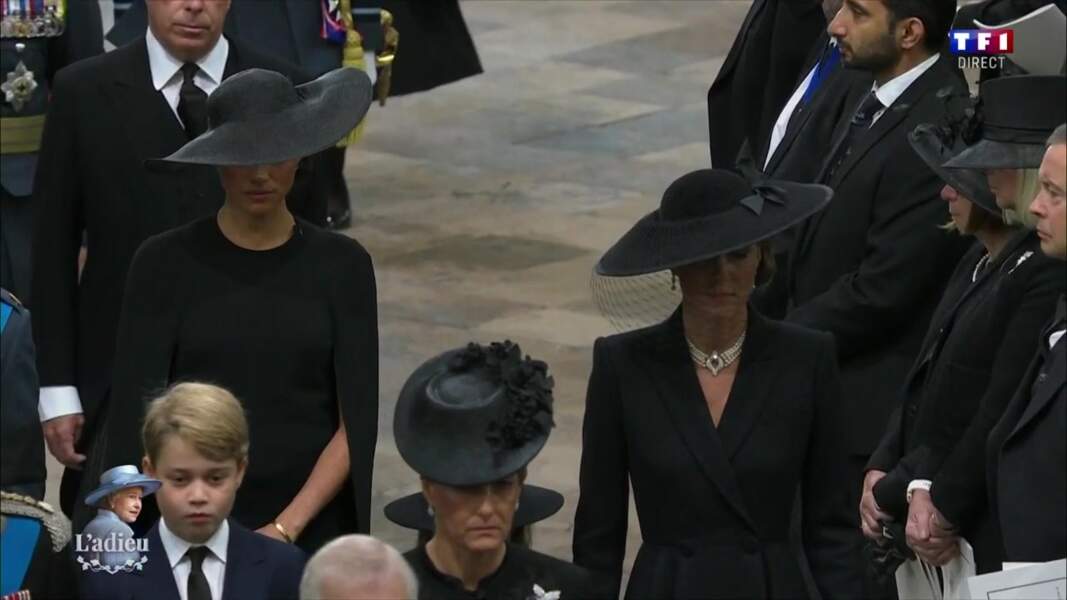 Meghan Markle et la princesse de Galles Kate Middleton marchent derrière le cercueil de la reine Elizabeth II dans la nef de l'Abbaye de Westminster, à Londres, le 19 septembre 2022.