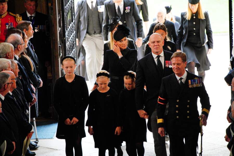 Zara Tindall et son époux Mike Tindall, accompagnés de leurs filles, arrivent en la chapelle Saint-Georges de Windsor pour un ultime hommage à la reine Elizabeth II, le 19 septembre 2022.