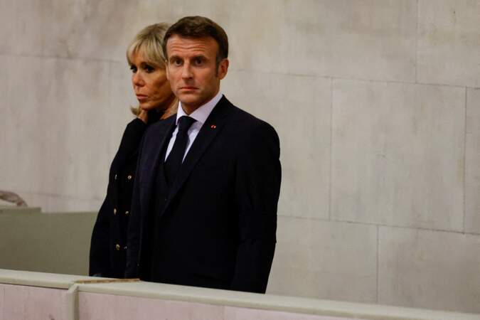Emmanuel Macron et Brigitte Macron viennent saluer le cercueil de la reine Elizabeth II d'Angleterre à Westminster Hall.