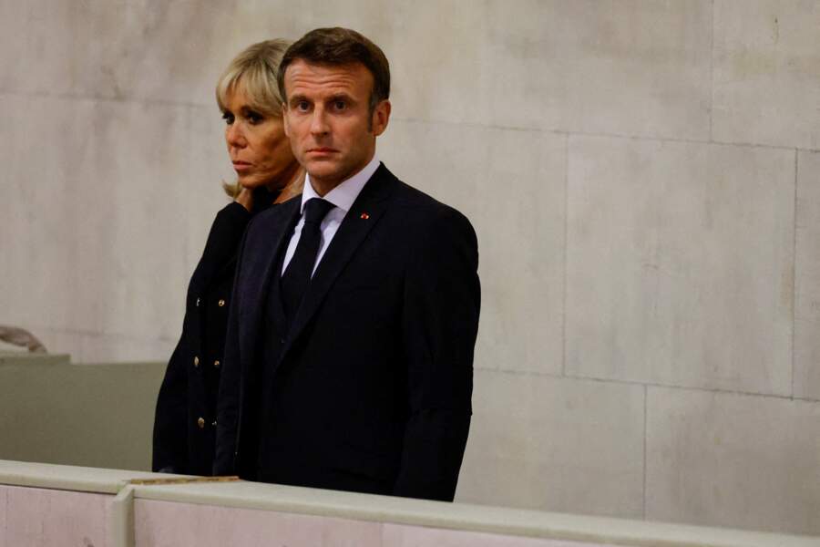 Emmanuel Macron et Brigitte Macron viennent saluer le cercueil de la reine Elizabeth II d'Angleterre à Westminster Hall.