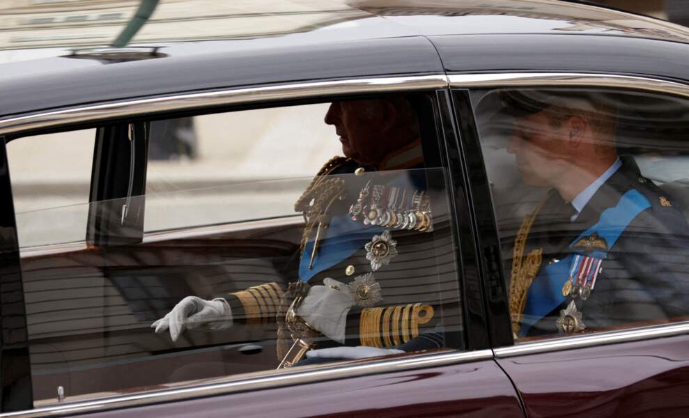 Le roi Charles III d'Angleterre, le prince de Galles William arrivent au service funéraire à l'Abbaye de Westminster pour les funérailles d'Etat de la reine Elizabeth II d'Angleterre, à Londres, le 19 septembre 2022.