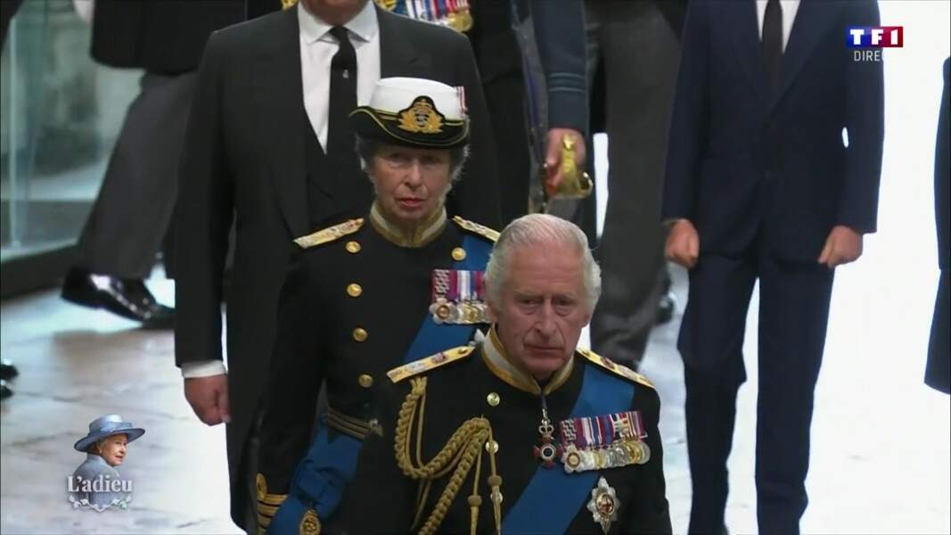 Le roi Charles III et sa soeur la princesse Anne marchent derrière le cercueil de la reine Elizabeth II dans la nef de l'Abbaye de Westminster, à Londres, le 19 septembre 2022.