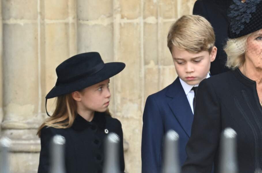 Le prince George et sa soeur la princesse Charlotte très émus à la fin des funérailles d'État de la reine Elizabeth II à l'Abbaye de Westminster, le 19 septembre 2022.