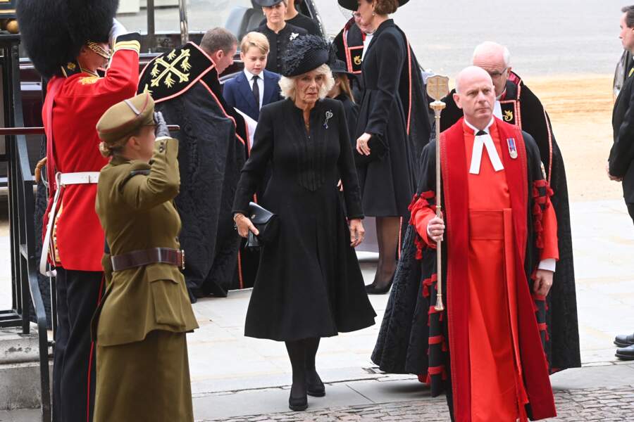 La reine consort Camilla Parker-Bowles et la princesse de Galles Kate Middleton, accompagnée de ses enfants George et Charlotte, prennent place au sein de l'Abbaye de Westminster, le 19 septembre 2022.