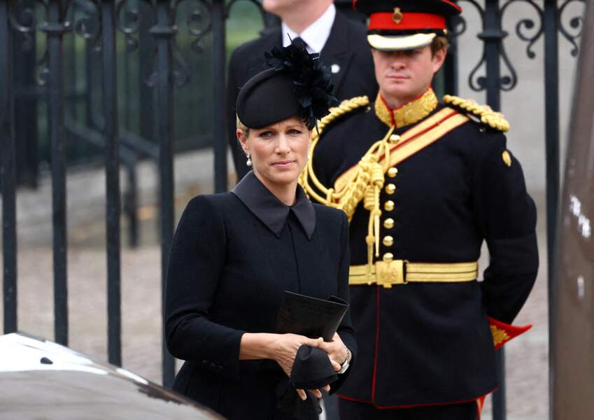 Zara Phillips arrive dans l'Abbaye de Westminster pour assister aux funérailles d'Elizabeth II, le 19 septembre 2022.