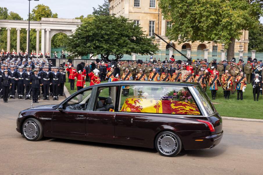 Après une cérémonie religieuse à l'Abbaye de Westminster, le cercueil de la reine Elizabeth II entame une procession jusqu'au château de Windsor où elle sera inhumée, le 19 septembre 2022.