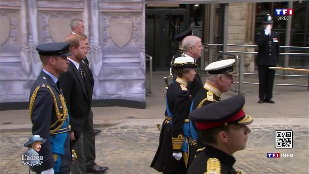 Le roi Charles III, ses fils William et Harry, la princesse Anne et les princes Andrew et Edward suivent le cortège jusqu'à l'Abbaye de Westminster, le 19 septembre 2022