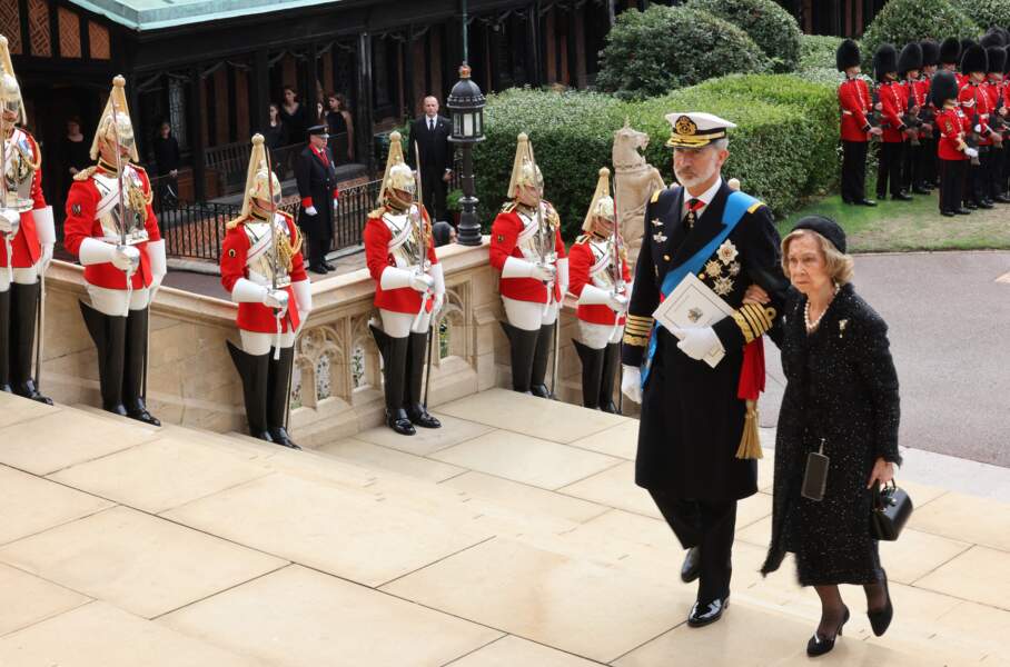 Le roi Felipe VI d'Espagne et sa mère  la reine Sofia arrivent à la cérémonie funèbre à la chapelle Saint-Georges à Windsor, pour un ultime hommage à la reine Elizabeth II, le 19 septembre 2022.