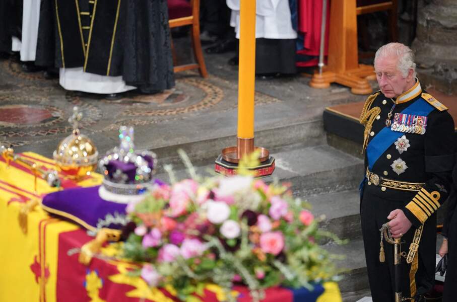 Le roi Charles III se recueille devant le cercueil de sa mère la reine Elizabeth II lors des funérailles d'État en l'Abbaye de Westminster, le 19 septembre 2022.