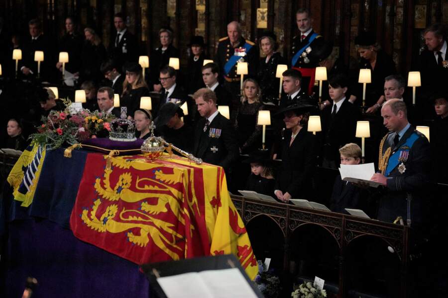 Le prince Harry, Meghan Markle, Kate Middleton, le prince William, la princesse Charlotte et le prince George réunis en la chapelle Saint-Georges de Windsor pour assister à la cérémonie funèbre de la reine Elizabeth II, le 19 septembre 2022.