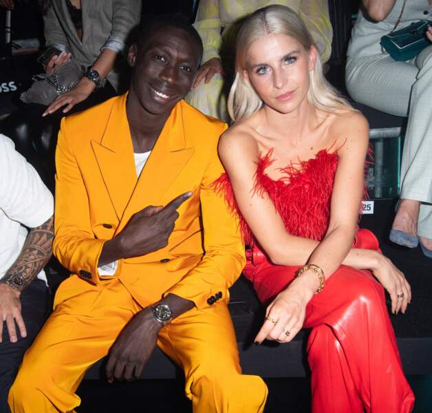 Caroline Daur en total-look rouge électrisant et Khaby Lame en orange à la Fashion Week de Milan, le 20 septembre 2022. 