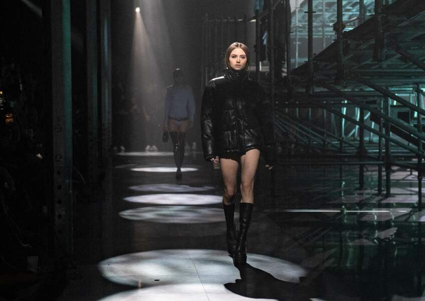 Leni Klum opte pour une doudoune en simili cuir et des bottes hautes noirs sur le podium du défilé "About You" lors de la Fashion femme printemps/été 2023 à Milan.