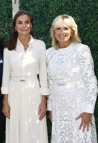 Jill Biden, la Première dame des Etats-Unis choisit une robe en cuir blanche à dentelle Gabriela Hearst  à New York, le 21 septembre 2022. 