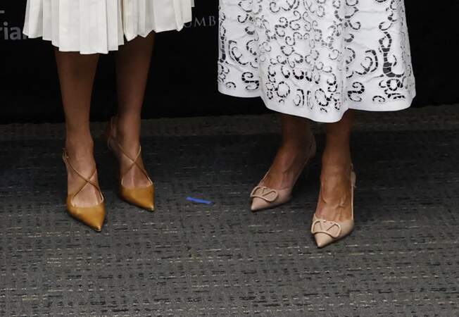 Letizia d'Espagne et Jill Biden s'accordent même dans les moindres détails. Les deux femmes choisissent des escarpins nude à l'occasion du "World Day  of Research Center" à New York. 
Letizia d'Espagne opte pour une une paire de Magrit quand à Jill Biden c'est la marque Valentino. 