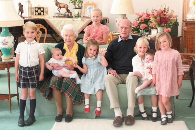 Elizabeth II et le prince Philip entourés de plusieurs de leurs arrière-petits-enfants. Prince George, le prince Louis tenu par la reine Elizabeth II, Savannah Phillips (debout à l'arrière), la princesse Charlotte, Isla Phillips tenant Lena Tindall et Mia Tindall.
