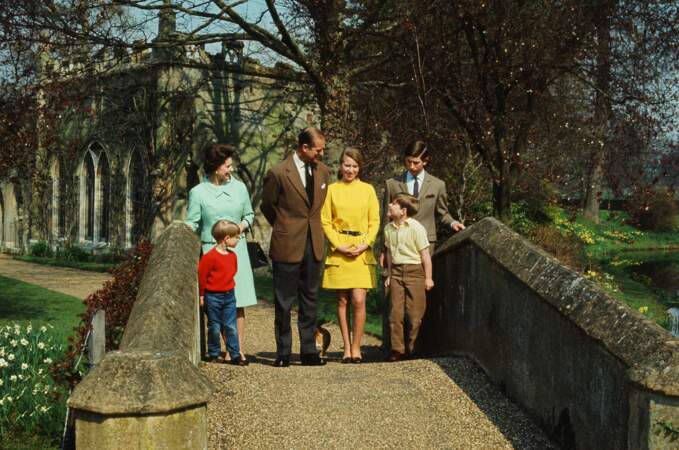 Le prince Philip et la reine Elisabeth II avec leurs quatre enfants : la princesse Anne, le prince Charles, le prince Andrew et le prince Edward, dans le parc du château de Windsor en 1968.