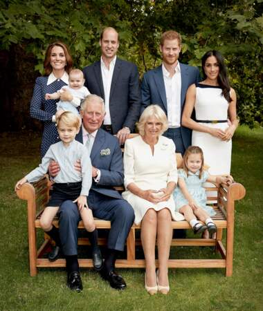 Le prince de Galles et son épouse Camilla, heureux de poser avec leurs petits-enfants en 2018. Archie et Lilibet ne sont pas encore nés.
