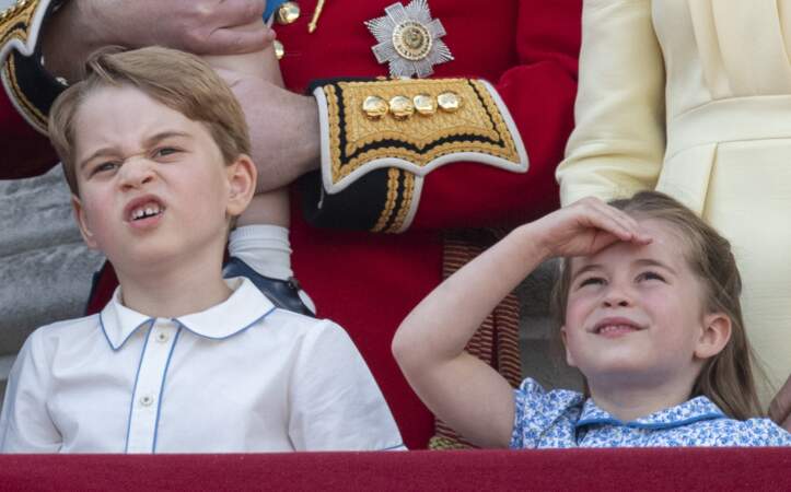 Le prince George et sa soeur la princesse Charlotte très complices lors de la parade Trooping the Colour 2019.