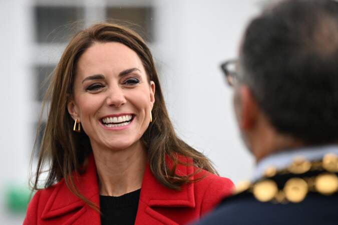 Kate Middleton se pare de boucles  d'oreilles en or épaisses de la marque galloise Spells of Love lors de sa visite aux Pays de Galles, le 27 septembre 2022. 