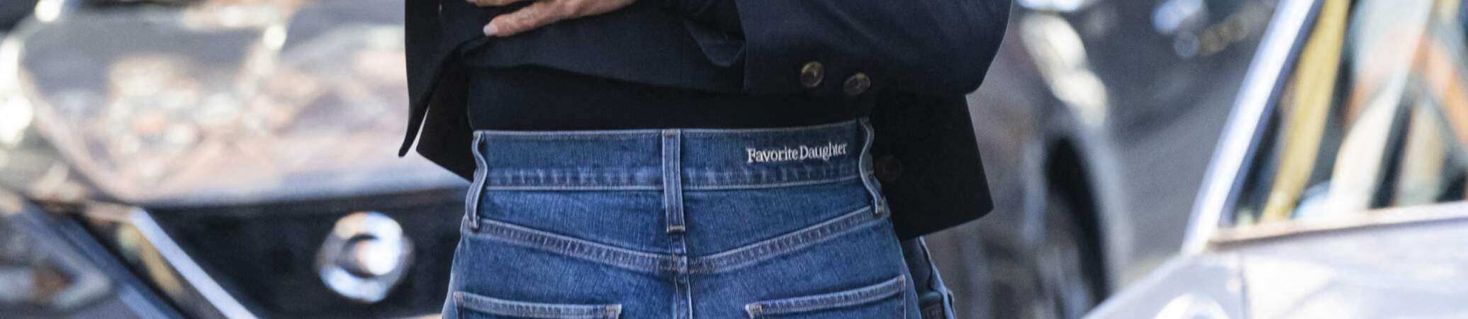 Jennifer Aniston opte pour un jean de la marque Favorite Daughter sur le tournage de la série "The Morning Show" à New York, le 26 septembre 2022.